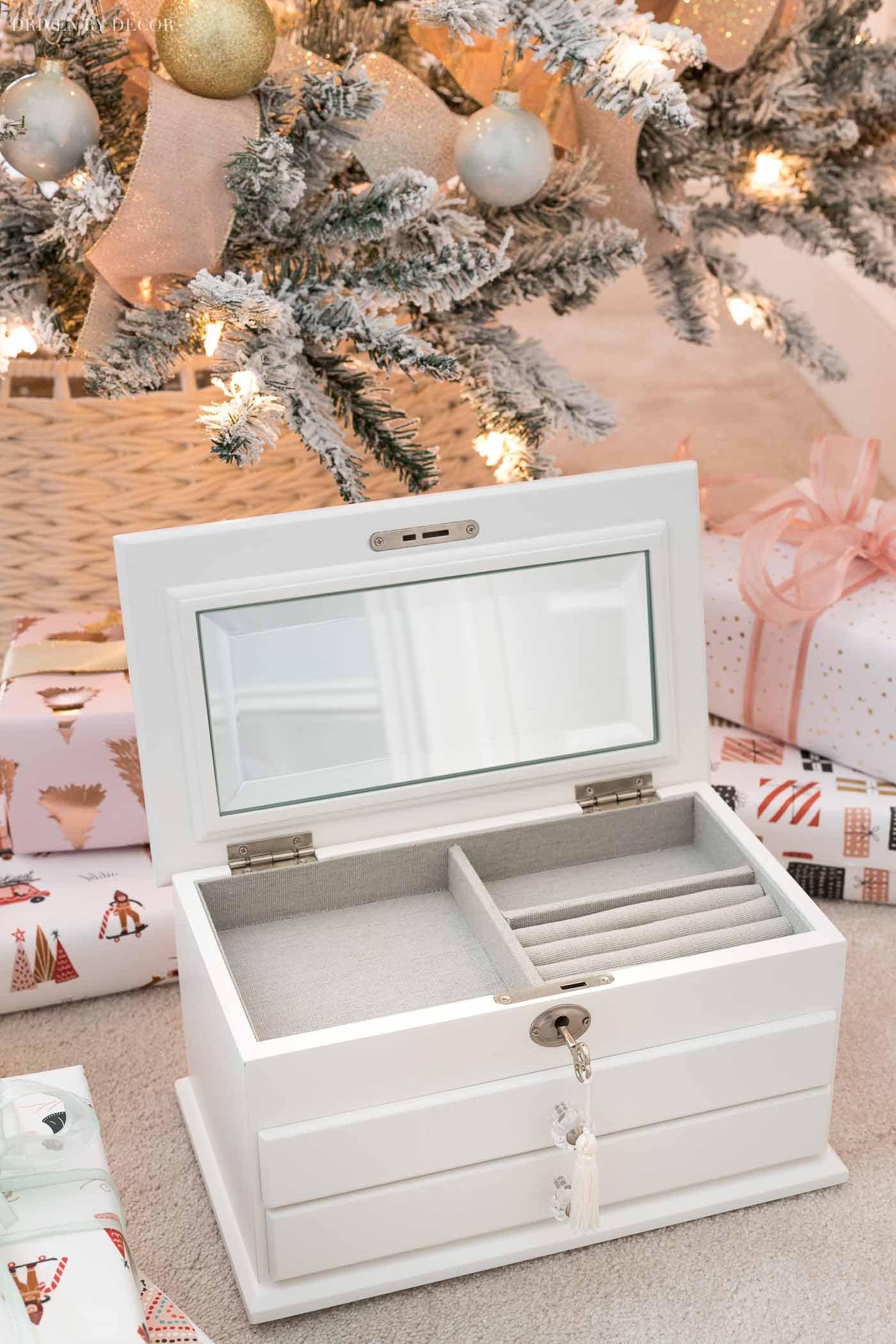 Beautiful jewelry box! One of the gifts I love most in this post about Christmas gift ideas for teen girls!