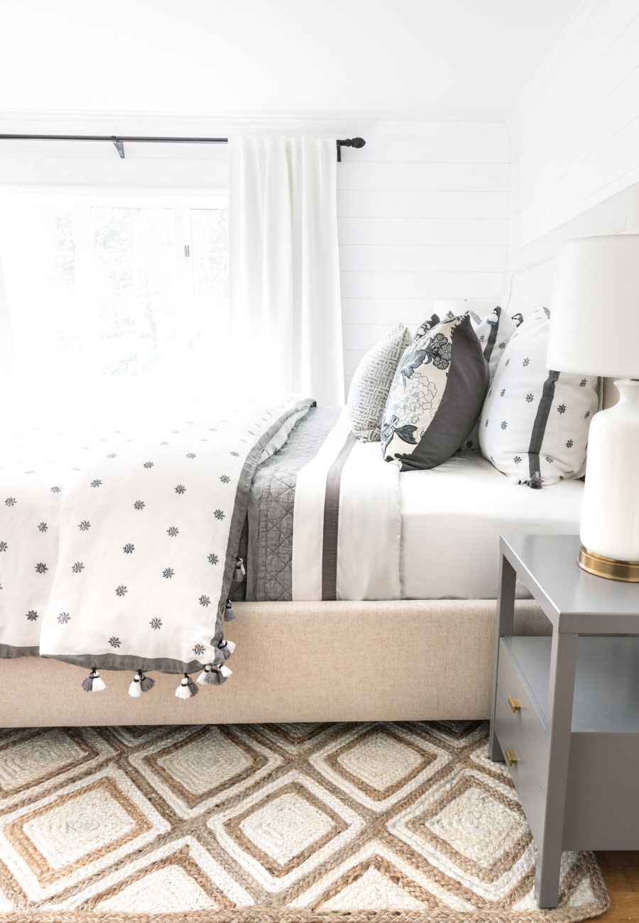 So in love with the patterned jute rug in this bedroom!!