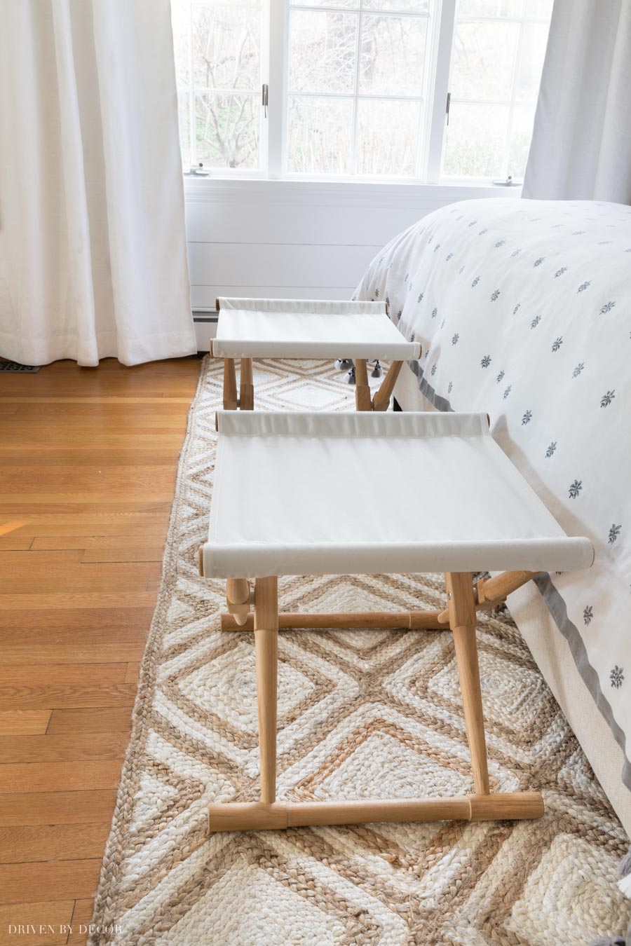 Great tips on choosing the right size jute rug for your bedroom!