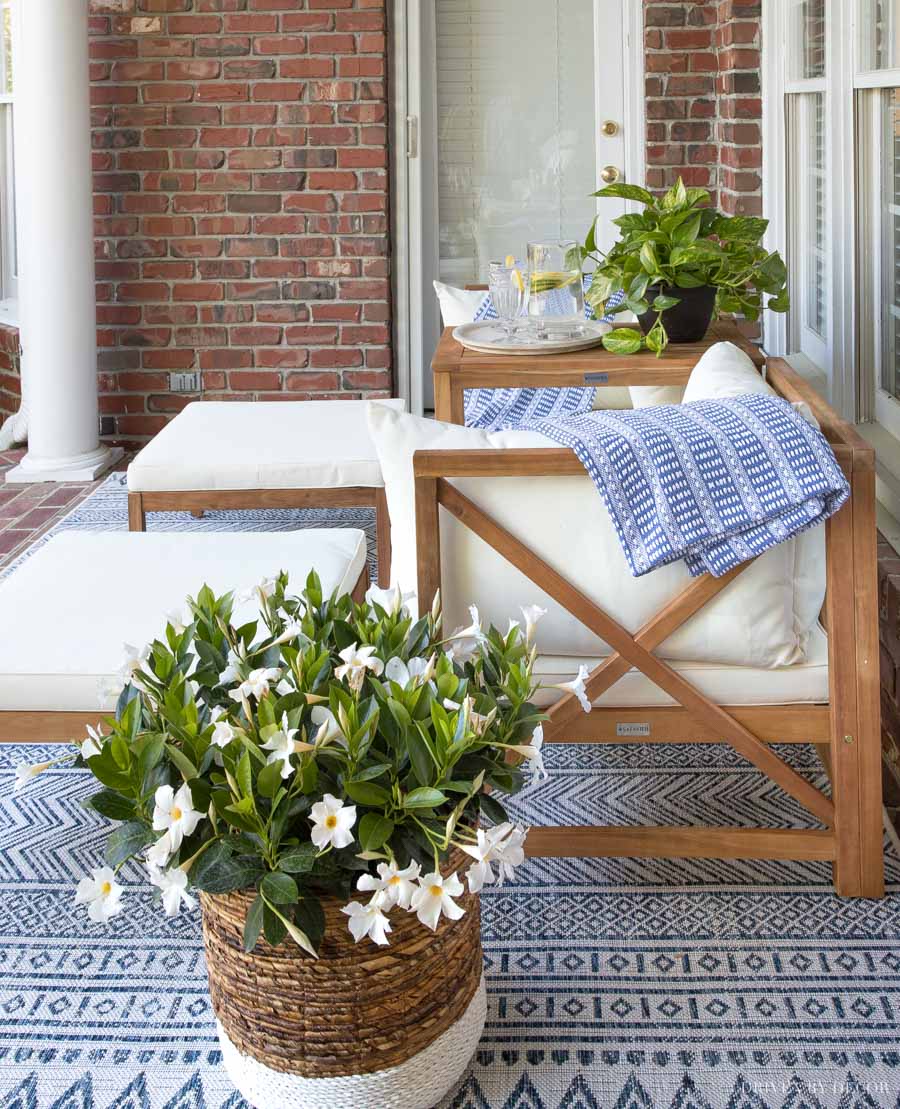 Love this outdoor seating set on her back porch!