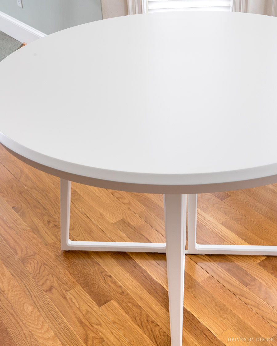 Round white breakfast nook table that's simple but stylish!