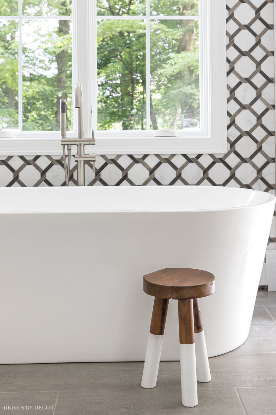 Love this darling wood stool next to her bathtub! So many other great bathroom decor ideas in this post too!