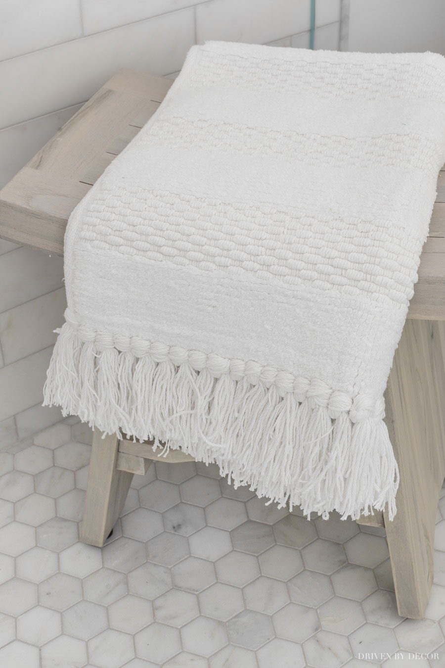 The cutest bathmat on this shower bench!