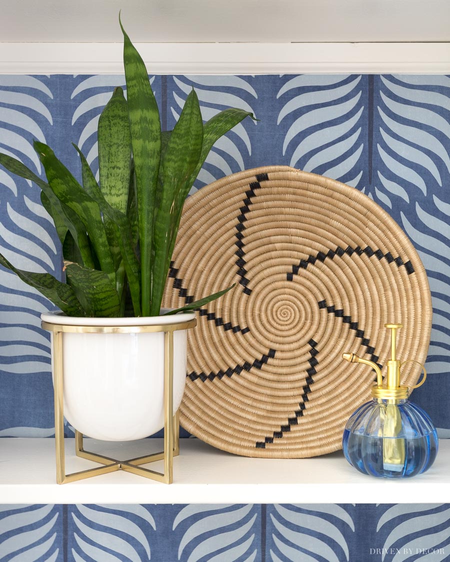 Gorgeous basket to hang on a wall or use as decor in a bookcase or on shelves!