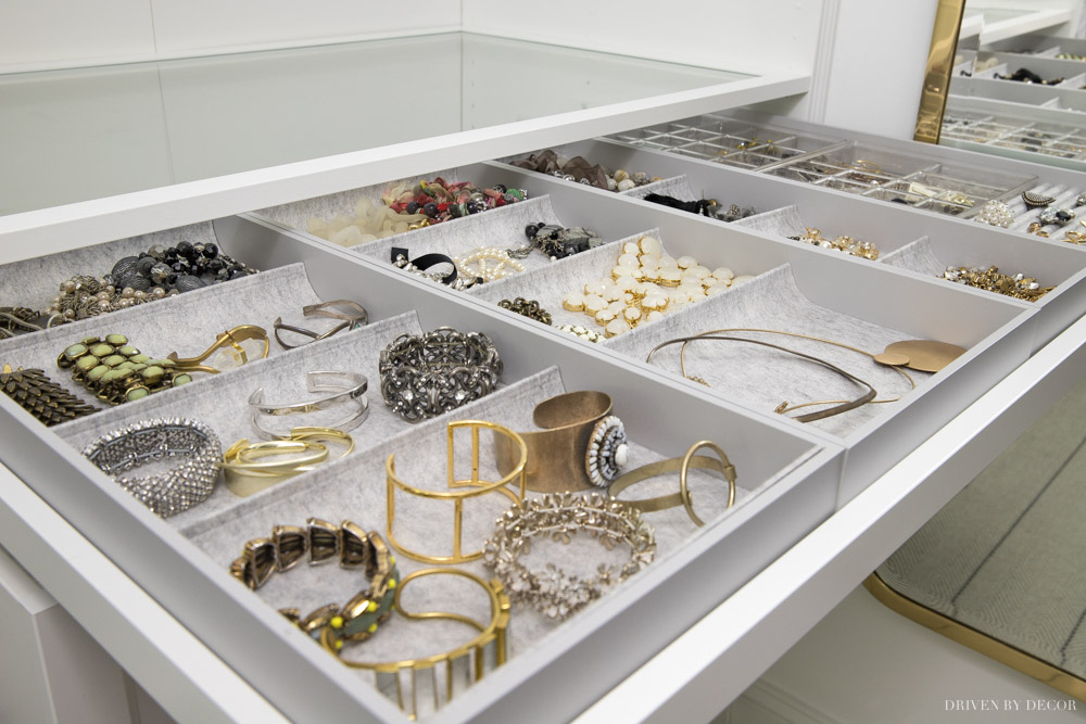 So in love with this IKEA KOMPLEMENT tray for organizing jewelry in a PAX closet system!