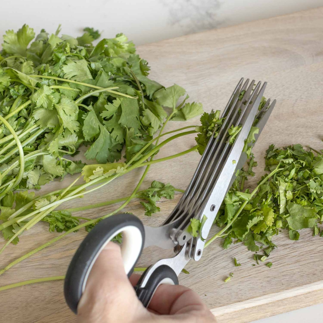 These herb scissors making chopping herbs quick and easy! An Amazon kitchen favorite!