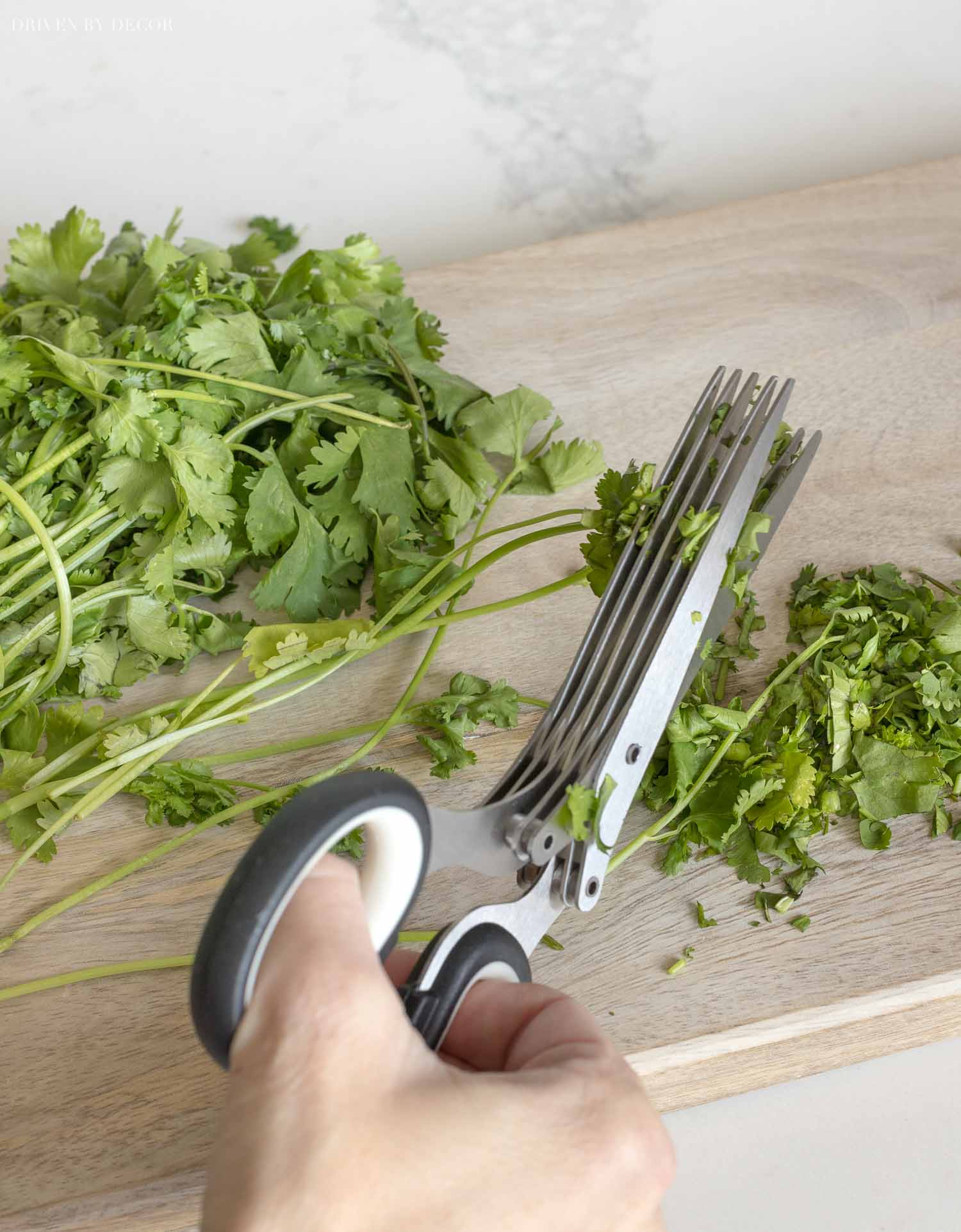 These herb scissors making chopping herbs quick and easy! An Amazon kitchen favorite!