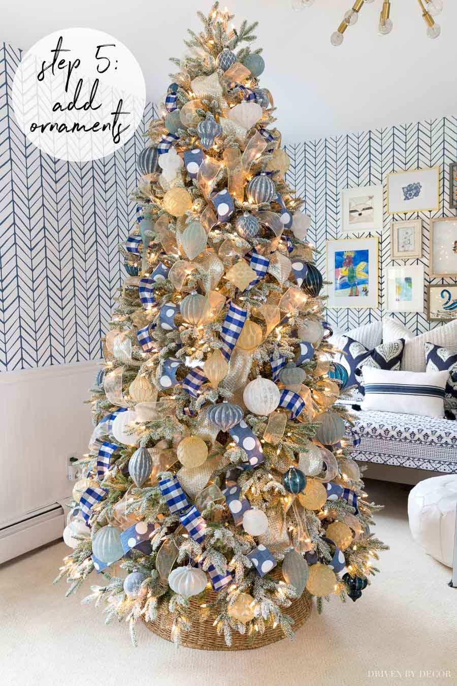 Loving this tutorial on how to decorate a Christmas tree! Gorgeous ornaments!