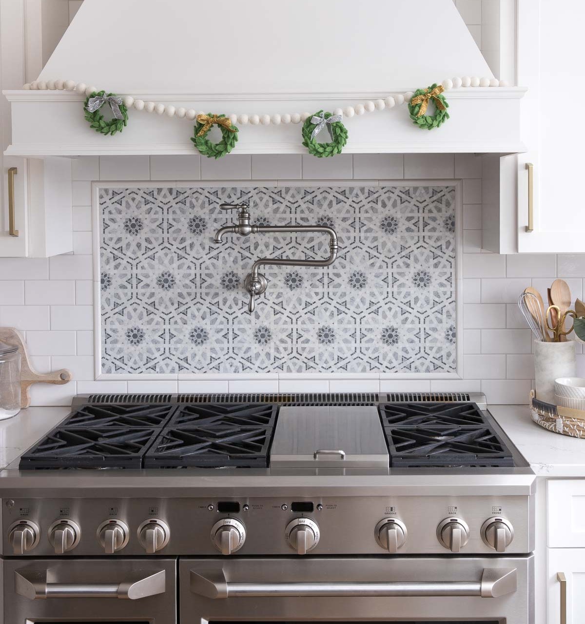 Love this simple felt wreath garland in this kitchen