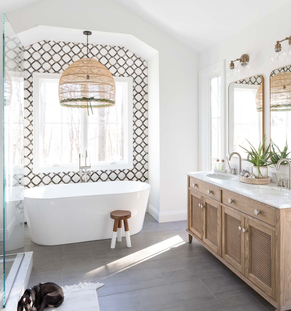 Love the pendant over the bathtub! Great master bathroom remodel ideas in this post!