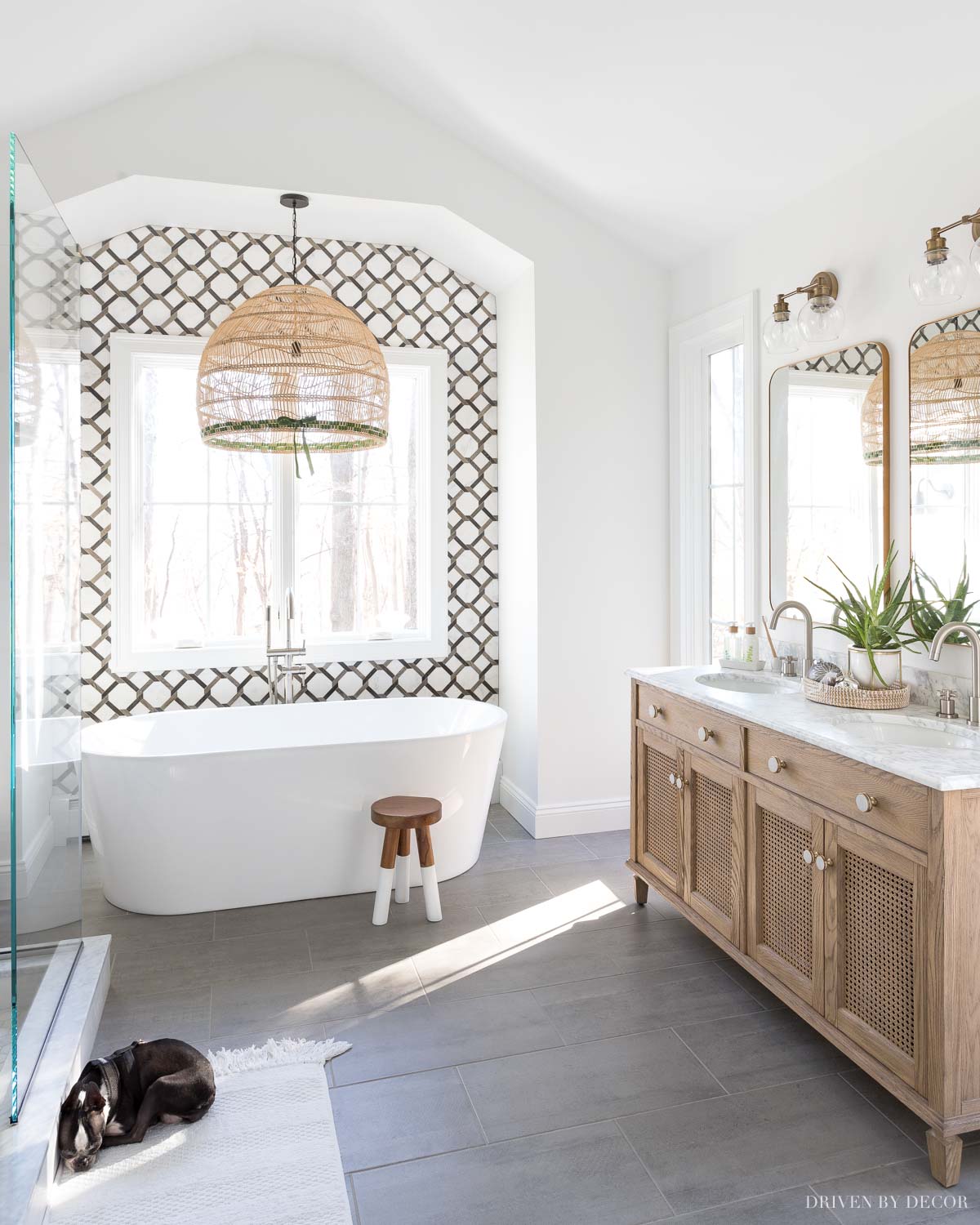 Love the pendant over the bathtub! Great master bathroom remodel ideas in this post!