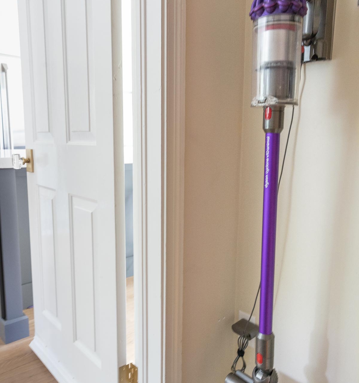 Dyson cordless vacuum docking station