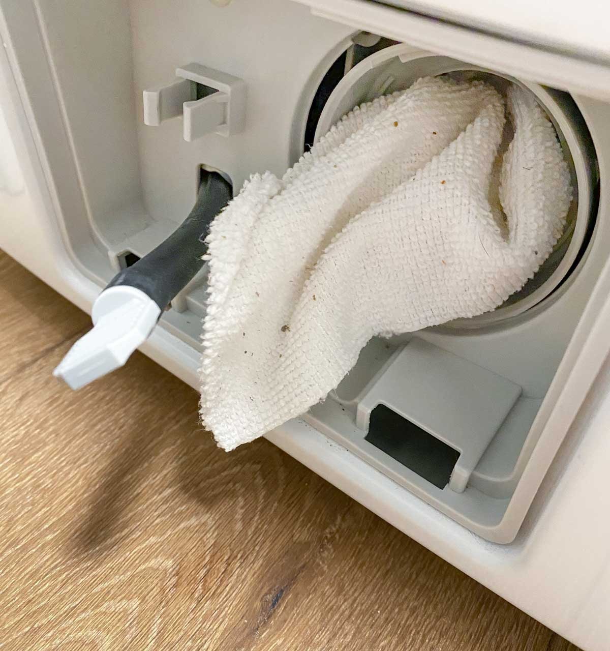A step by step of how to deep clean your washing machine