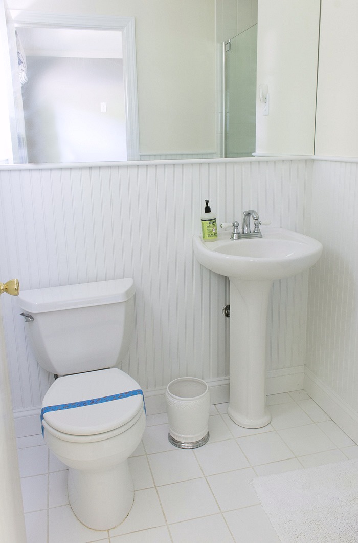 Home remodel: Guest bathroom before remodeling!