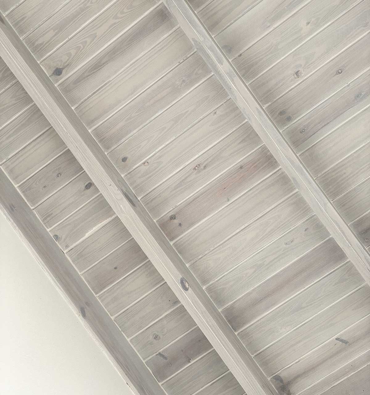 Love the look of this whitewashed planked ceiling!