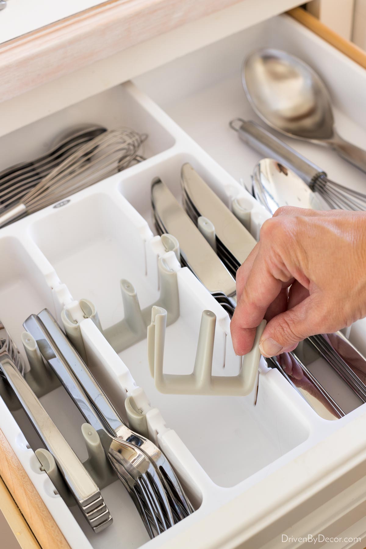 Love that you can move the dividers in this kitchen drawer silverware organizer!