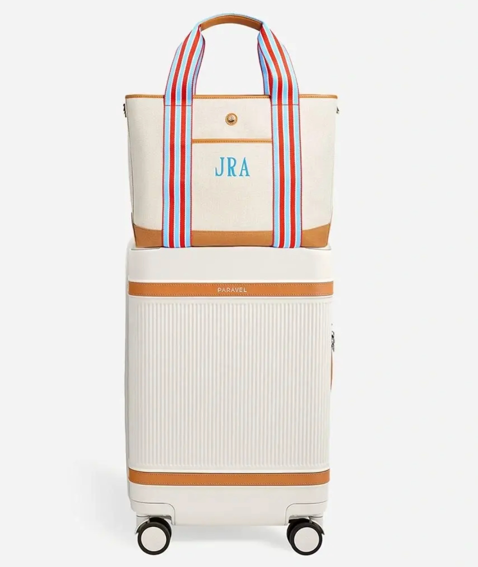 Love the gorgeous matching travel luggage set!