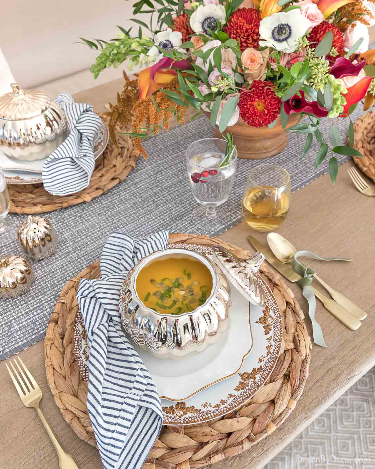 Love these simple Thanksgiving table decor ideas like tying your napkins in a knot!