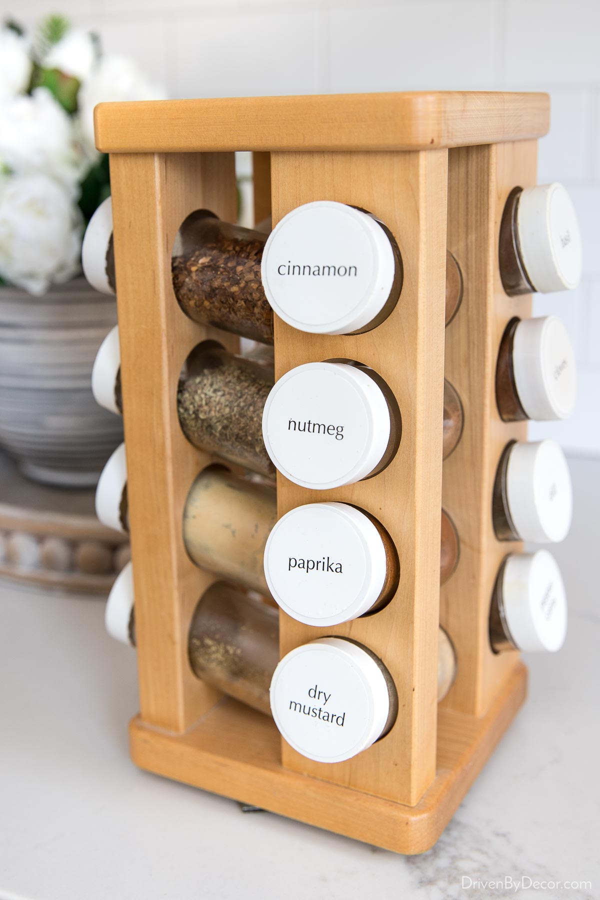 Spinning spice rack to organize spices in your kitchen cabinets