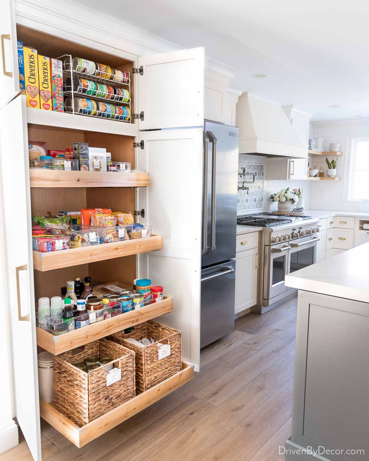 Kitchen pantry cabinet with pull out shelves