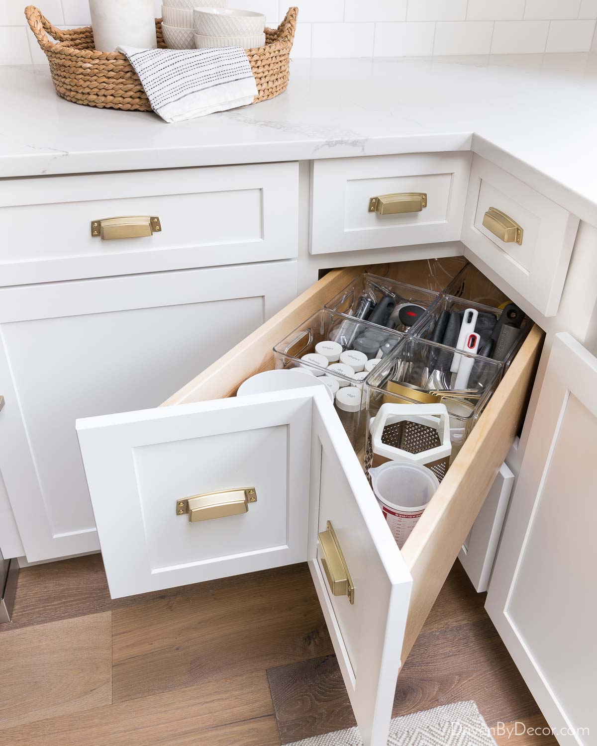 Kitchen cabinet corner drawers instead of a lazy Susan