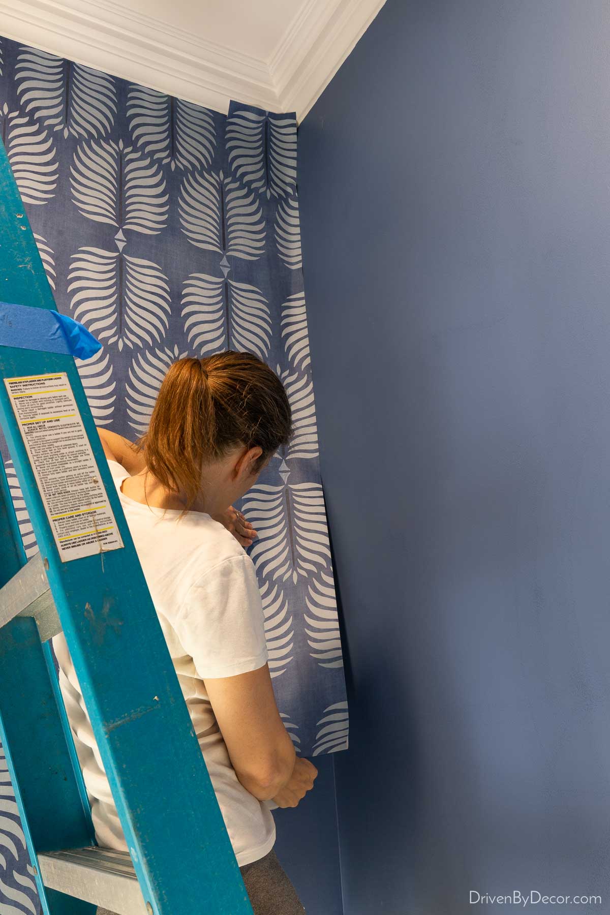 Installing a narrow wallpaper strip into the corner