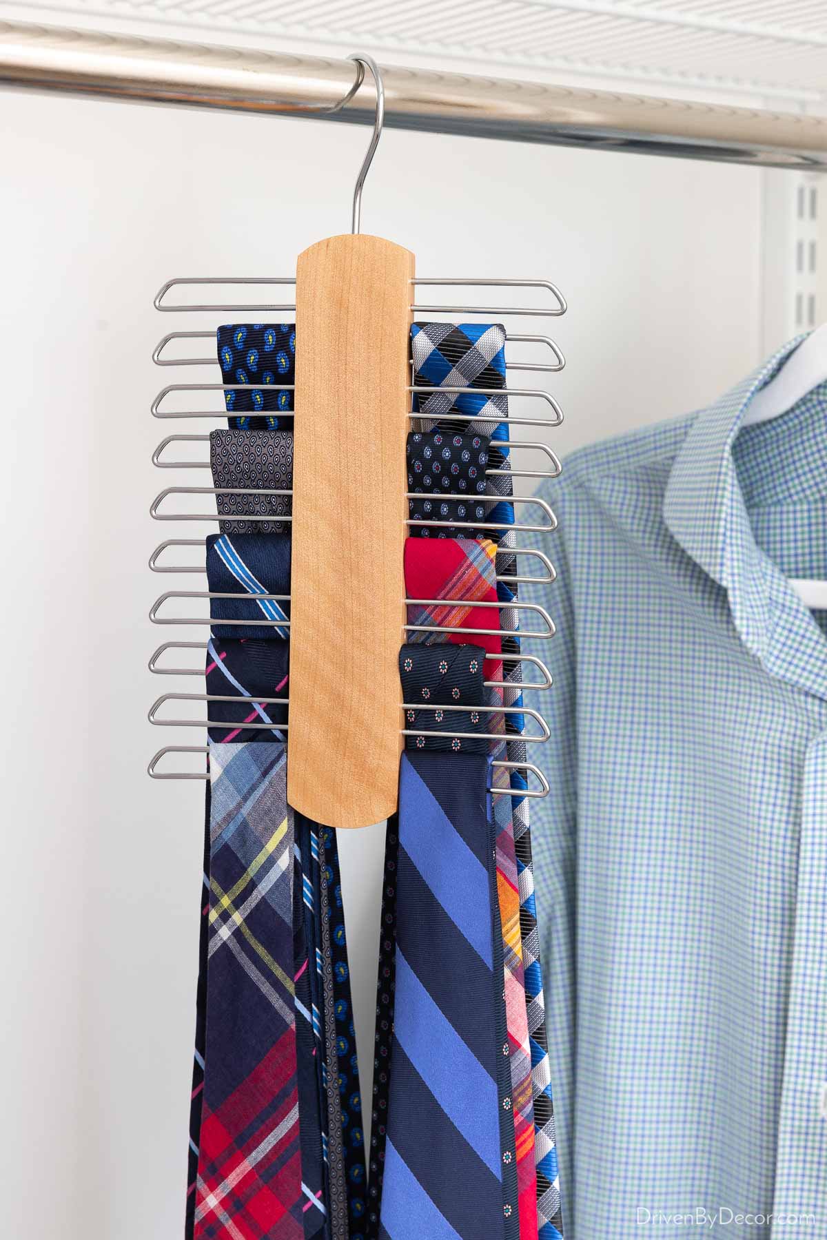 Hanging tie rack for closet organization