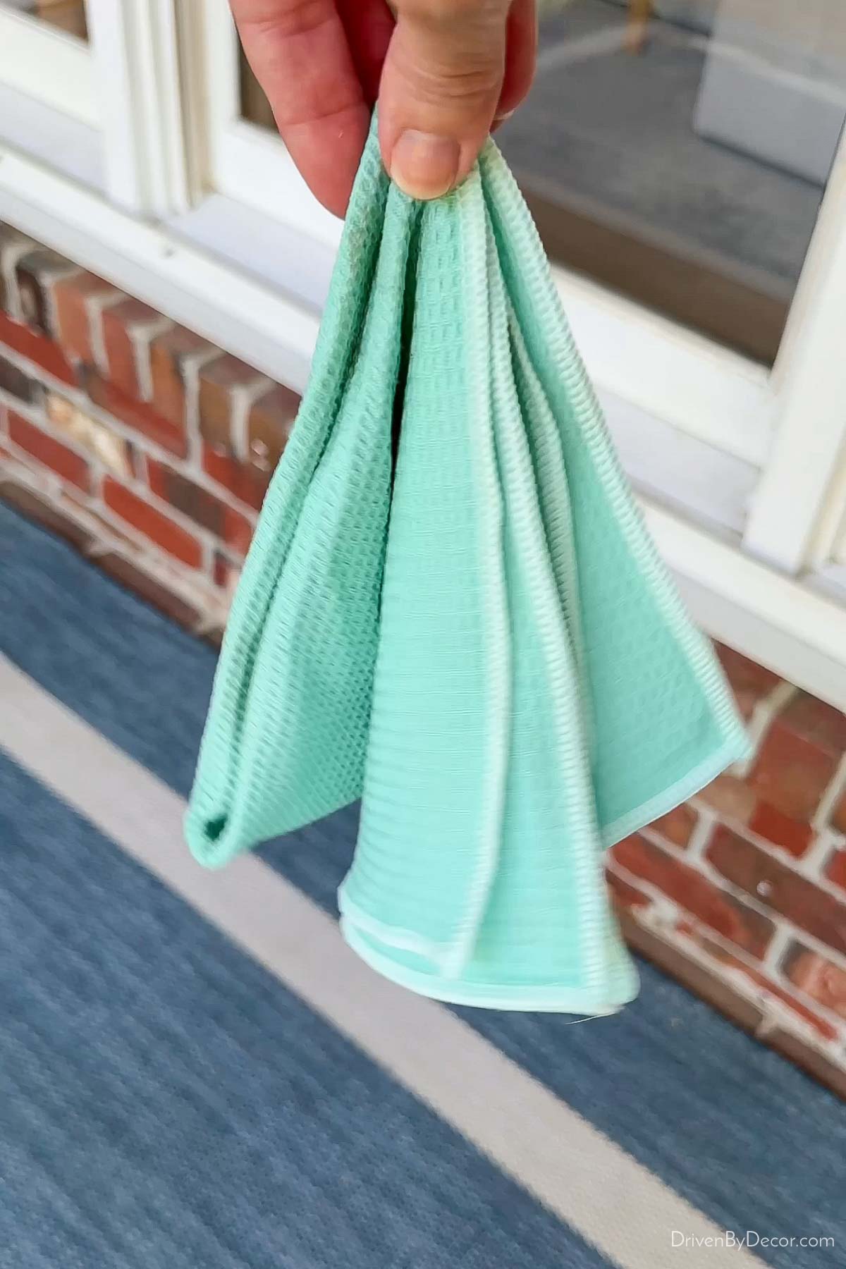 Microfiber cleaning cloth for streak-free windows