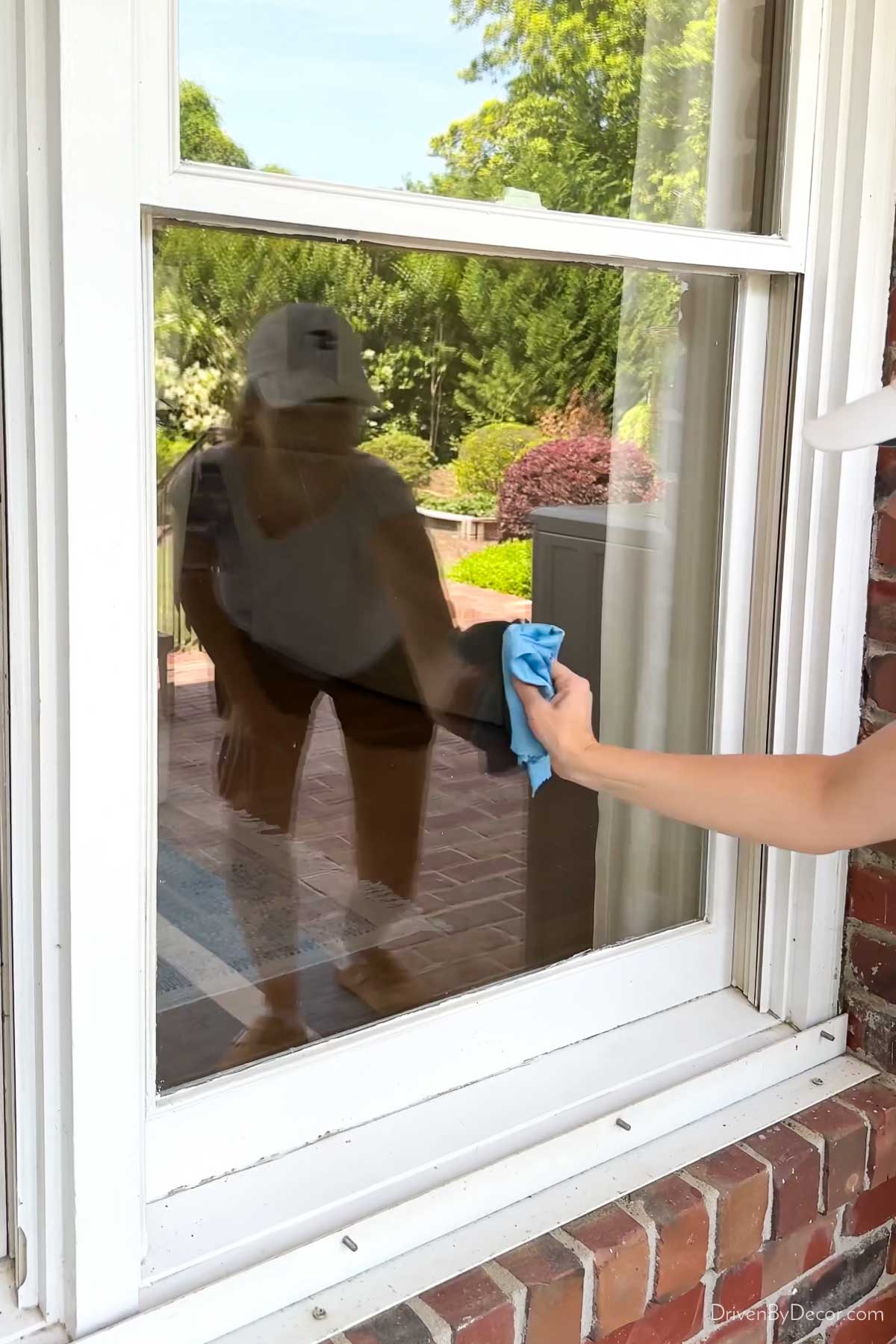 Drying washed windows with streak-free polishing cloth