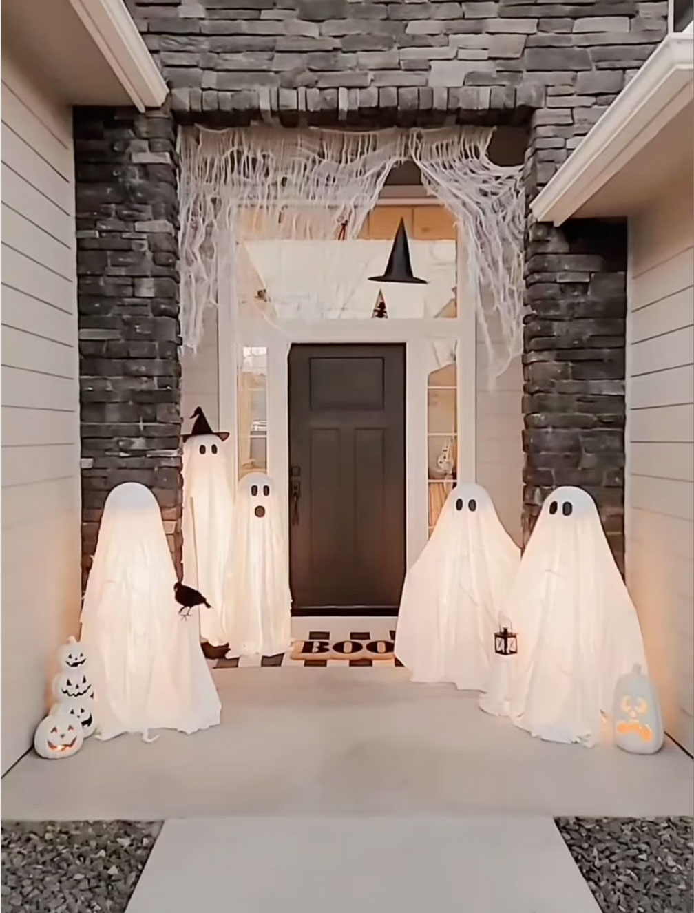 DIY ghosts on a Halloween front porch