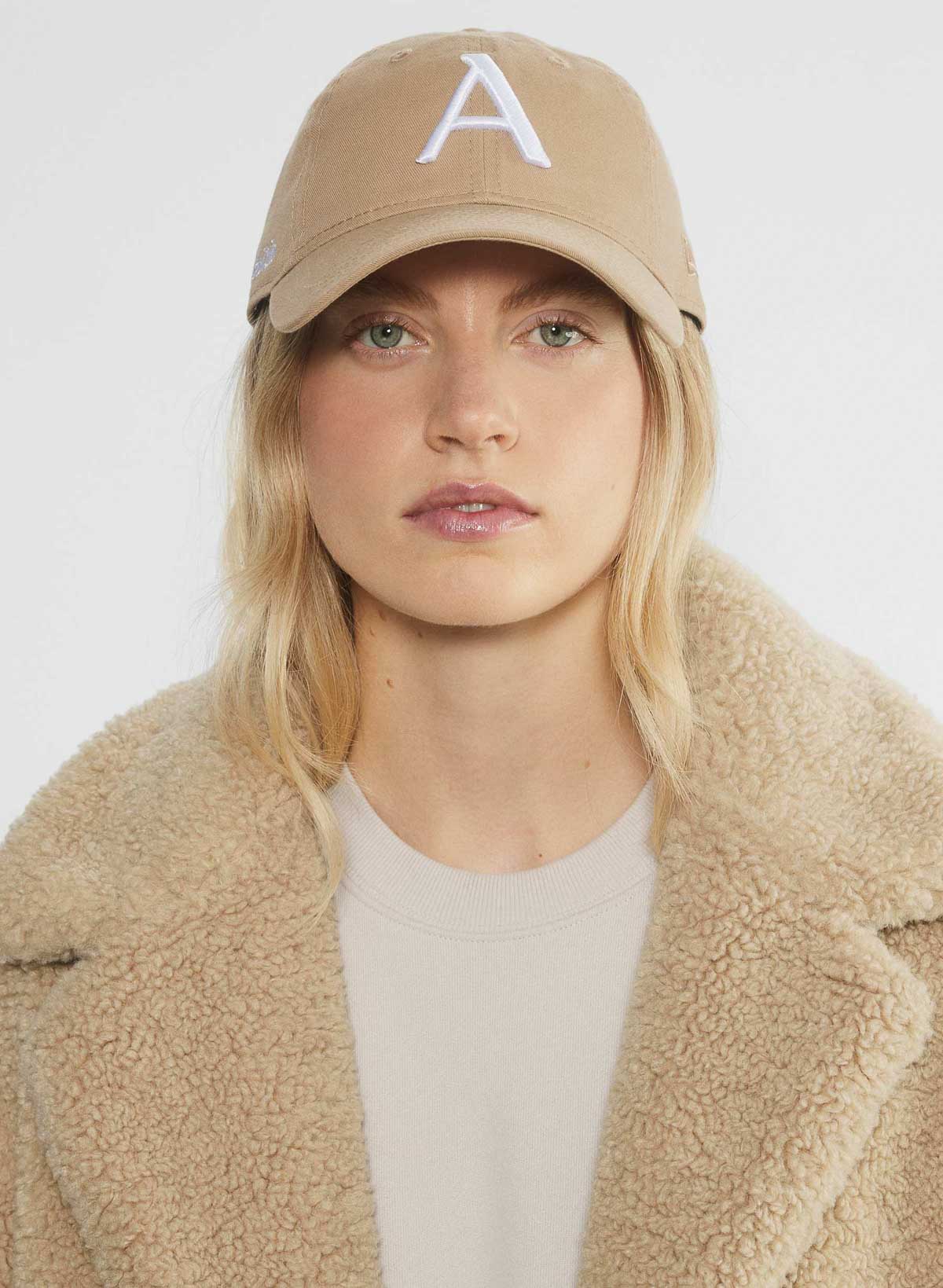 Girl wearing Aritzia baseball cap