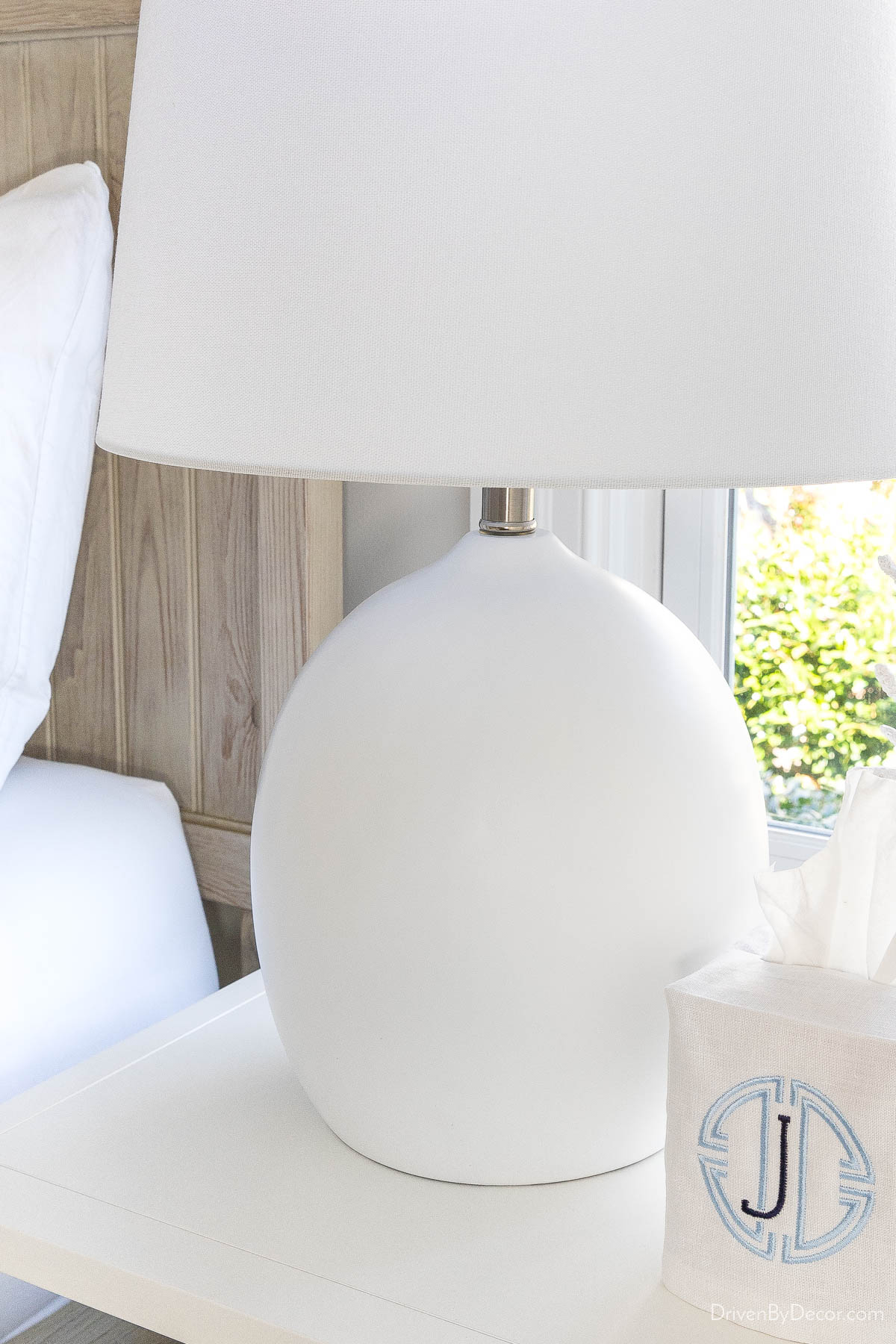 Gorgeous white concrete table lamp