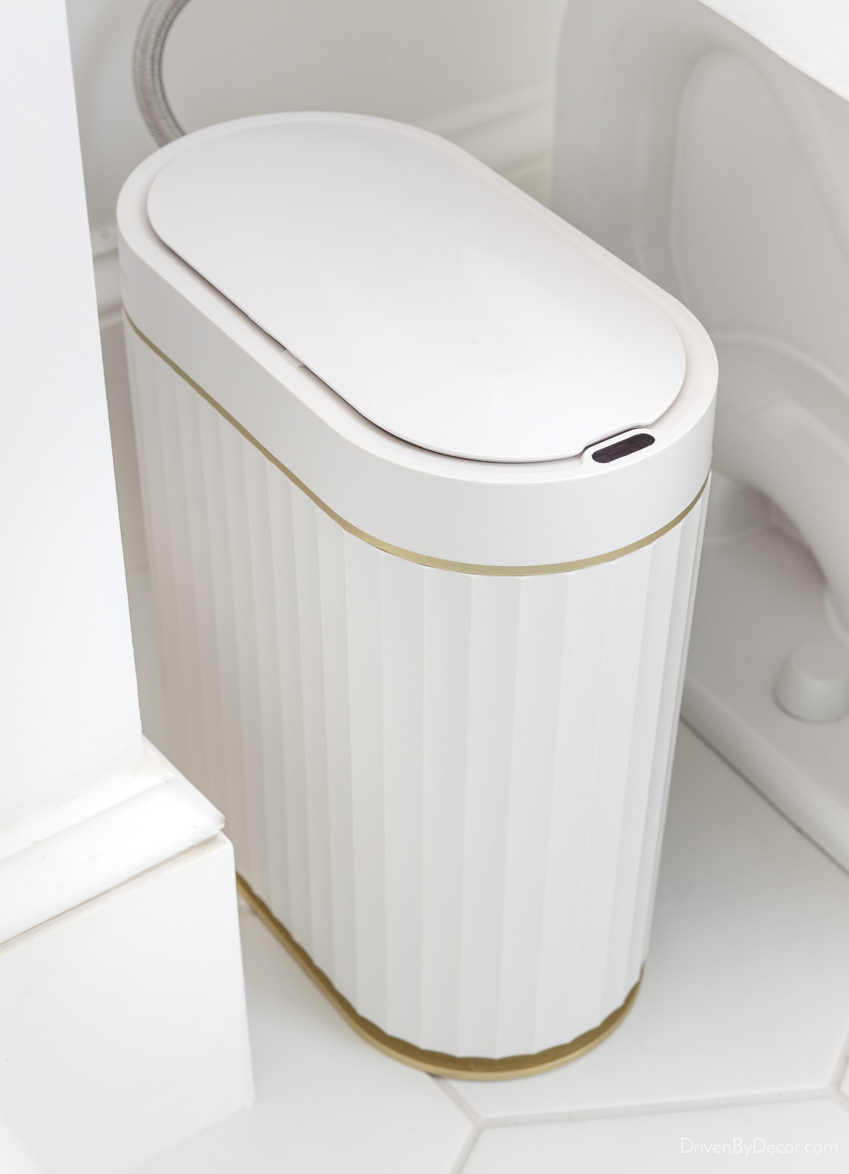 Slim ribbed trash can