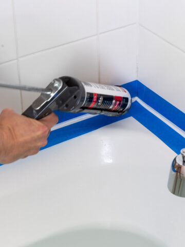 How to caulk your bathtub