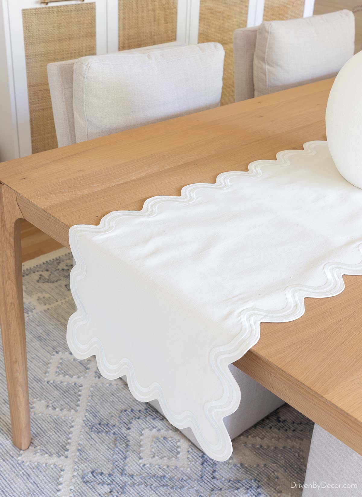 Scalloped table runner