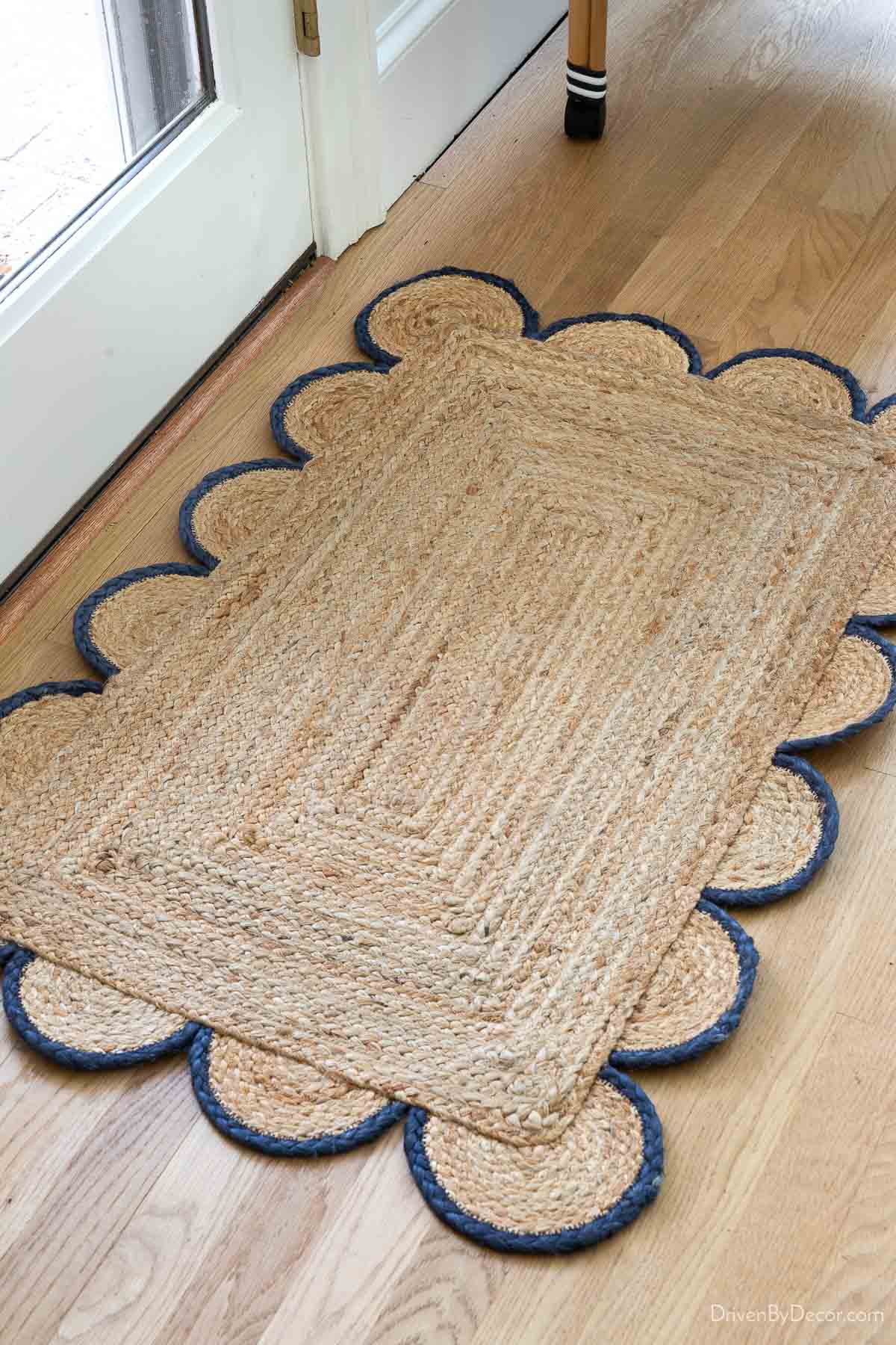 Scalloped jute doormat