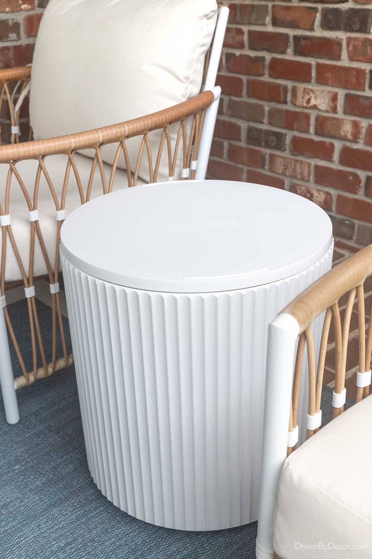 Fluted outdoor side table between two chairs