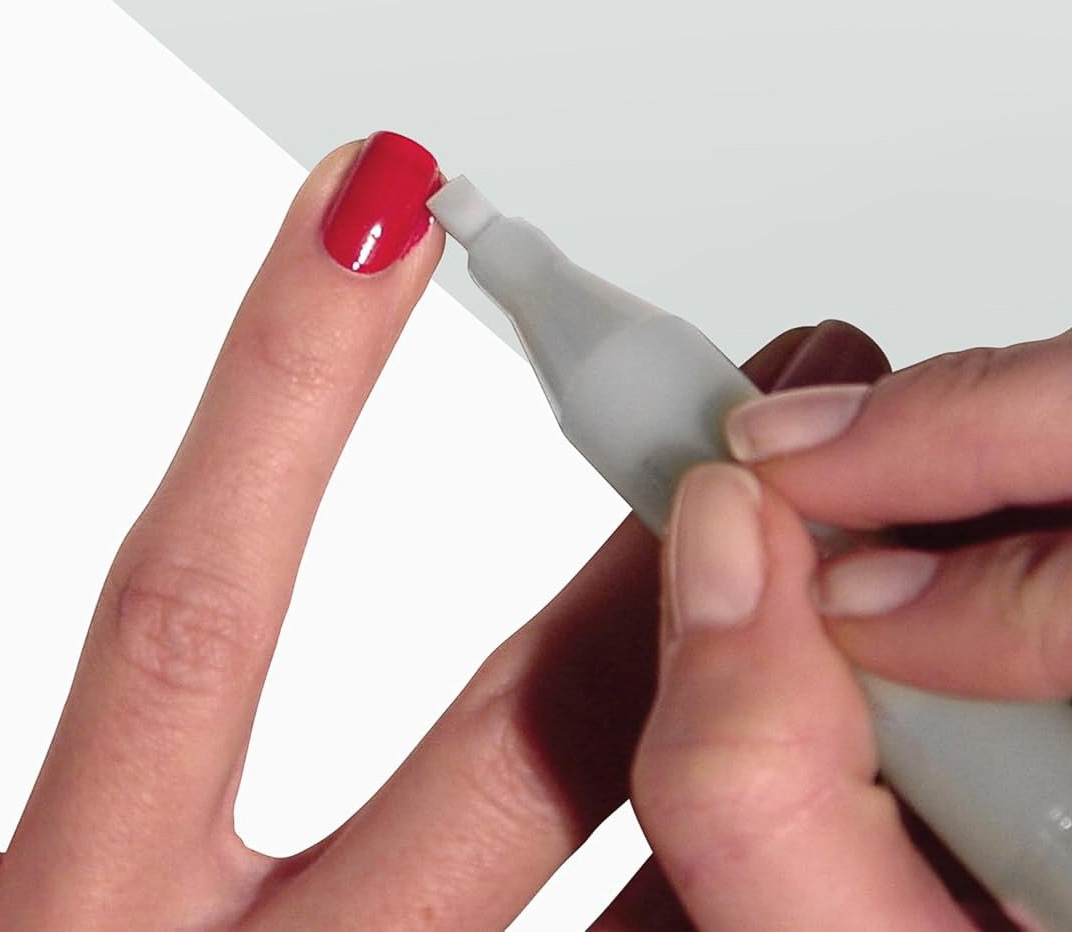 Nail polish touch up pen