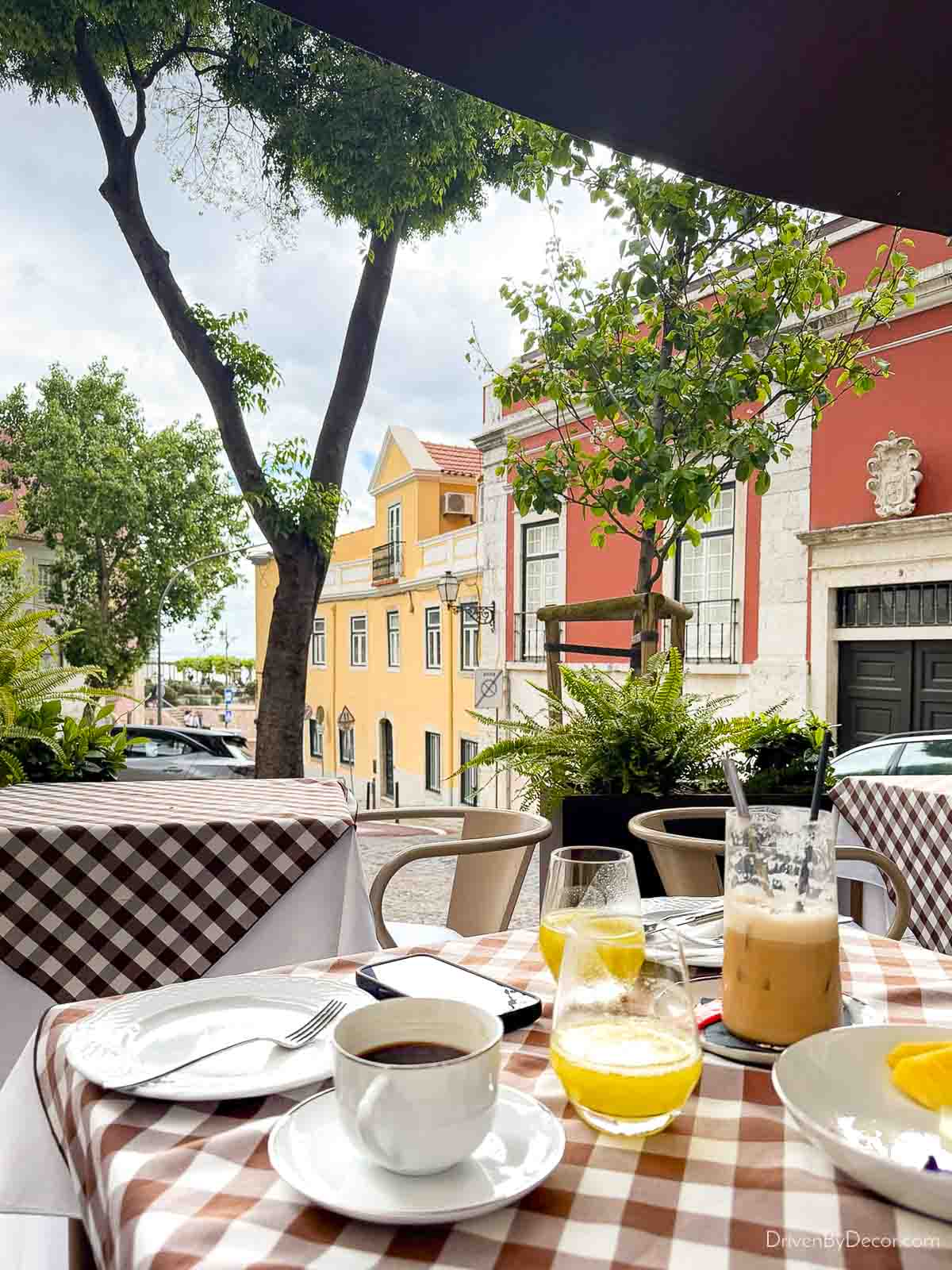 Outdoor dining at Santiago de Alfama hotel