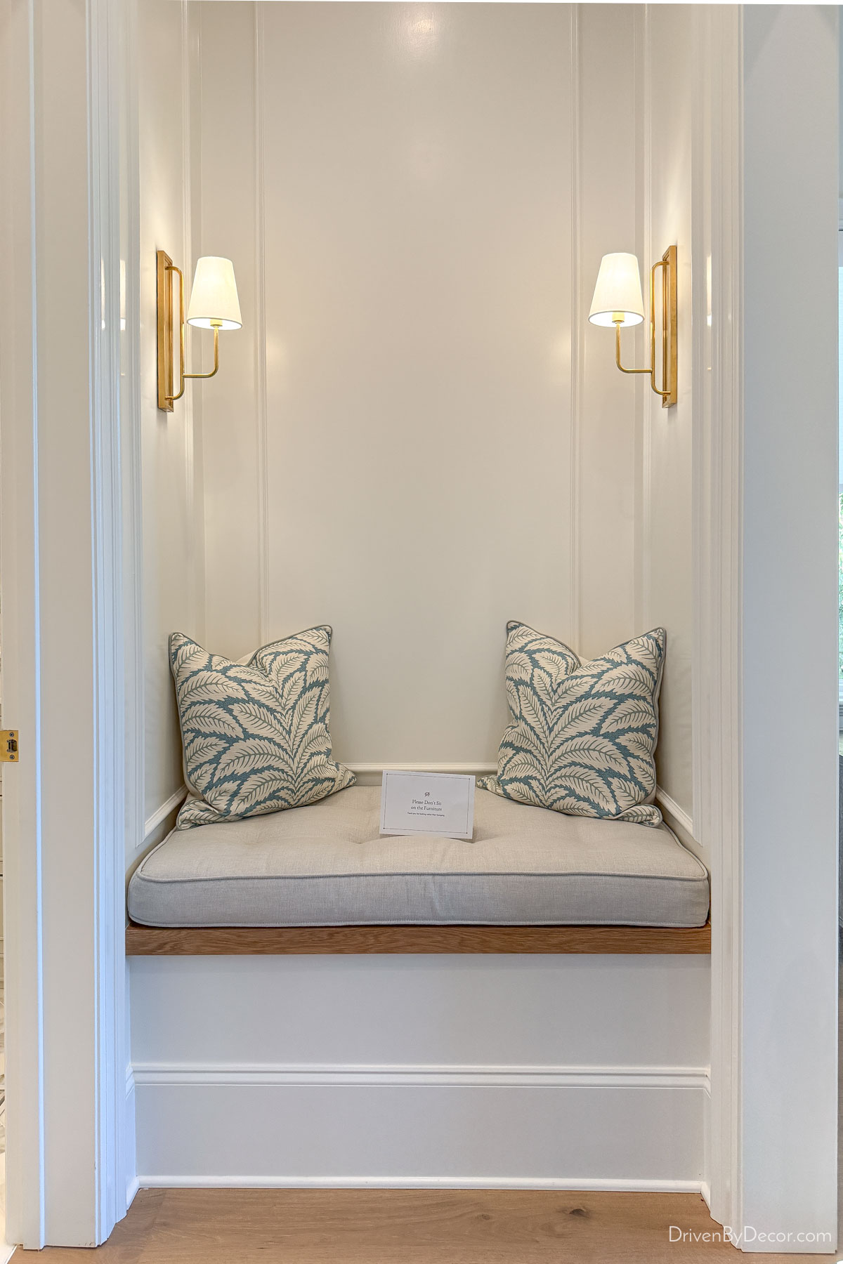 Cozy bench nook between two walls