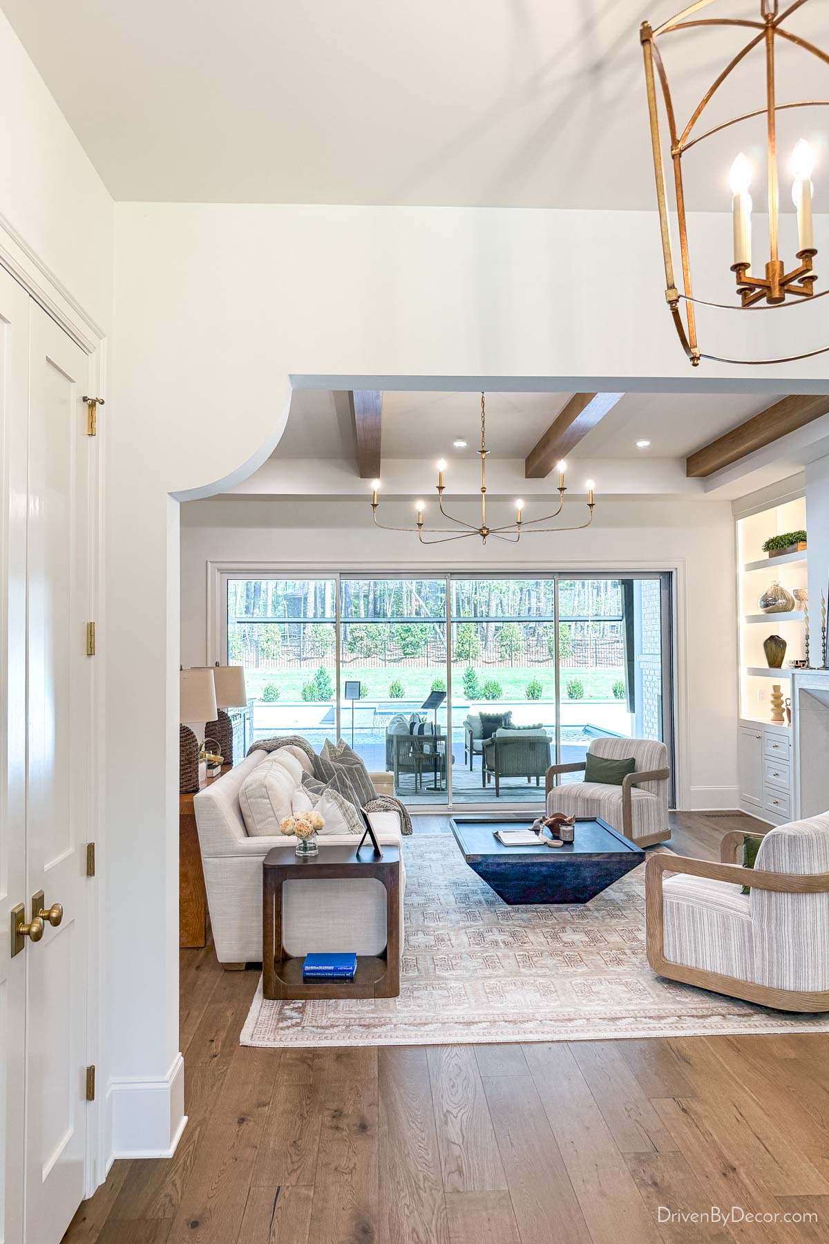 Curved detailing at the opening between two rooms