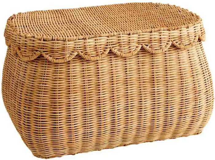 Rattan basket with scalloped lid