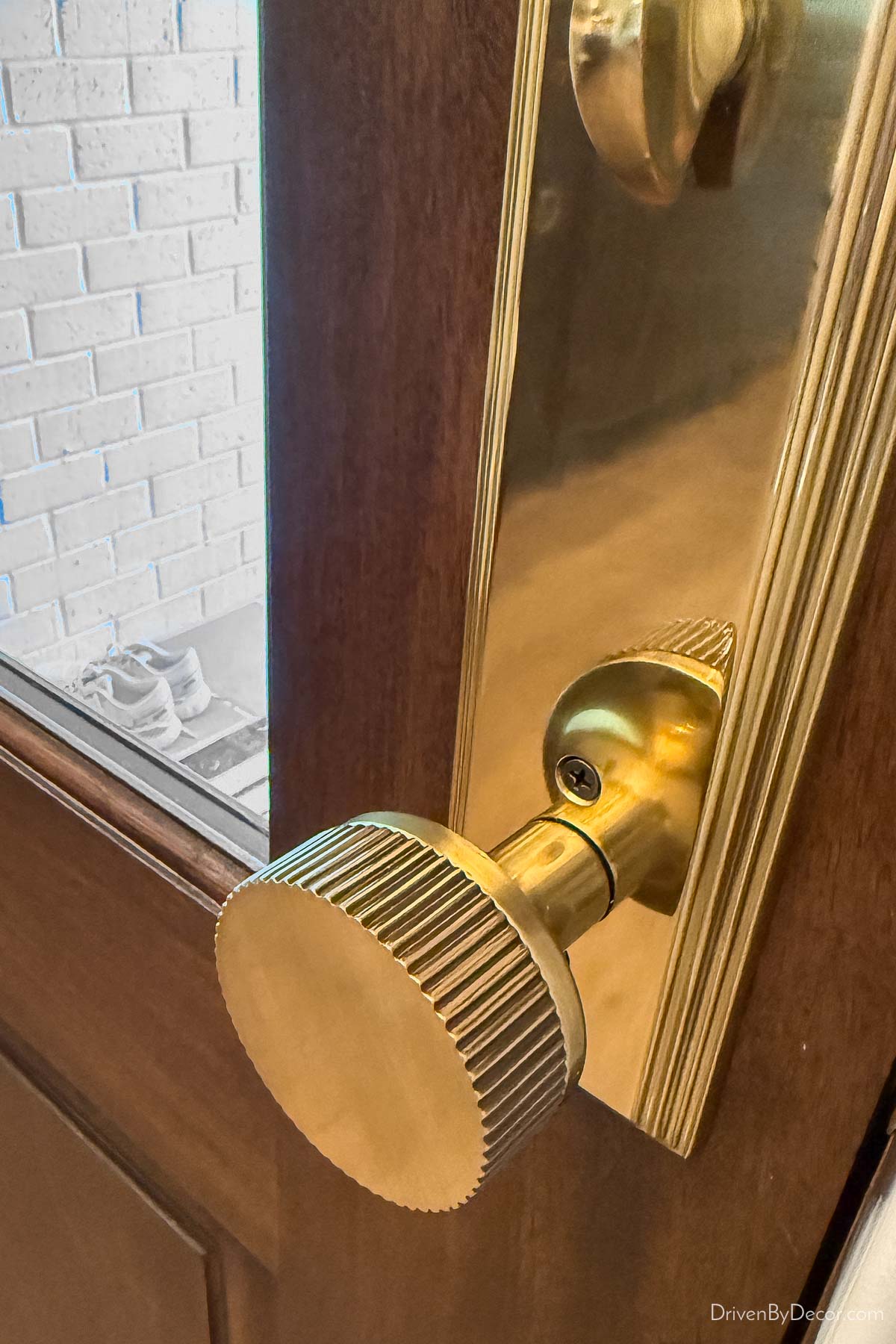 Doorknob with ribbed detail